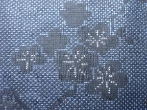 アンティーク　枝梅模様織出し本場泥大島紬着物（5マルキ）